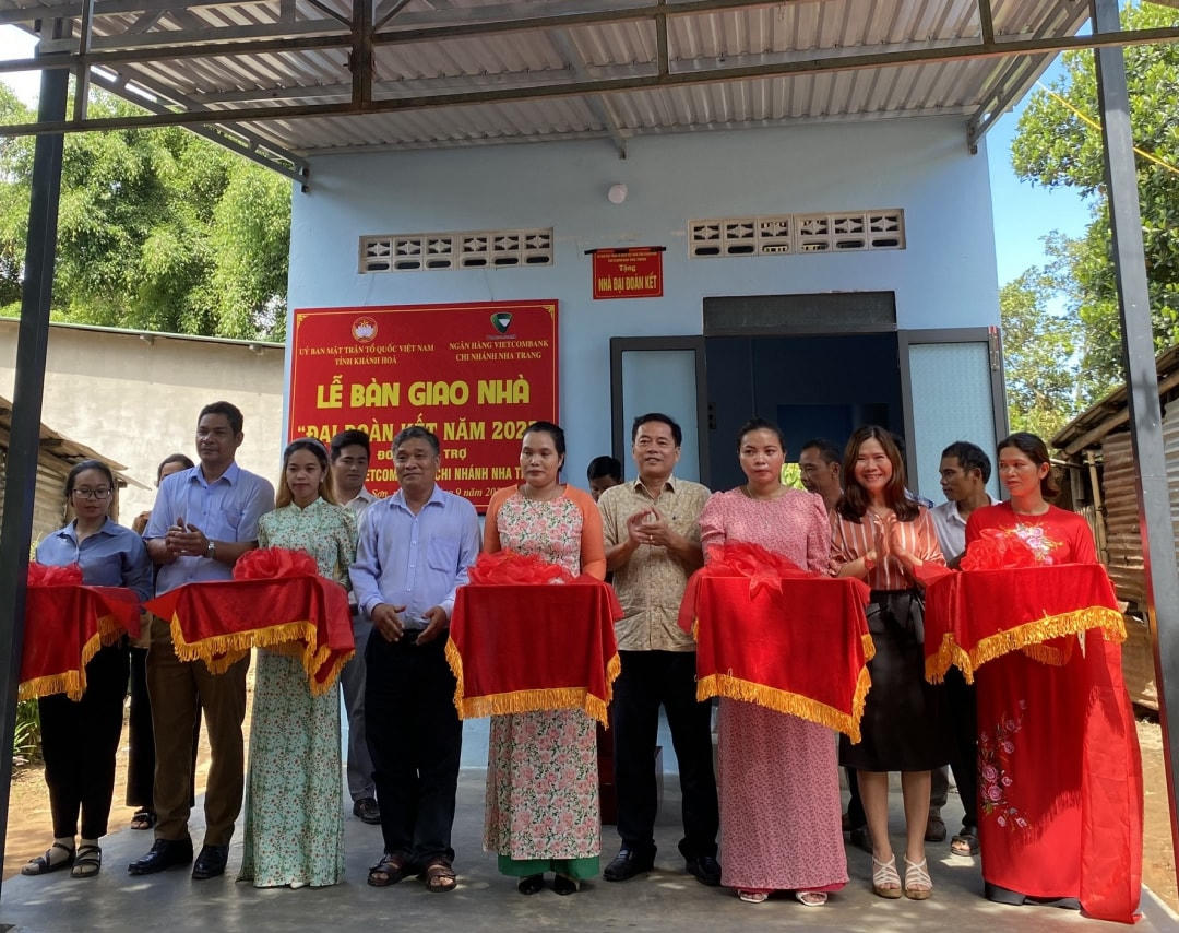 Lễ bàn giao nhà Đại đoàn kết cho các hộ nghèo tại huyện Khánh Sơn.