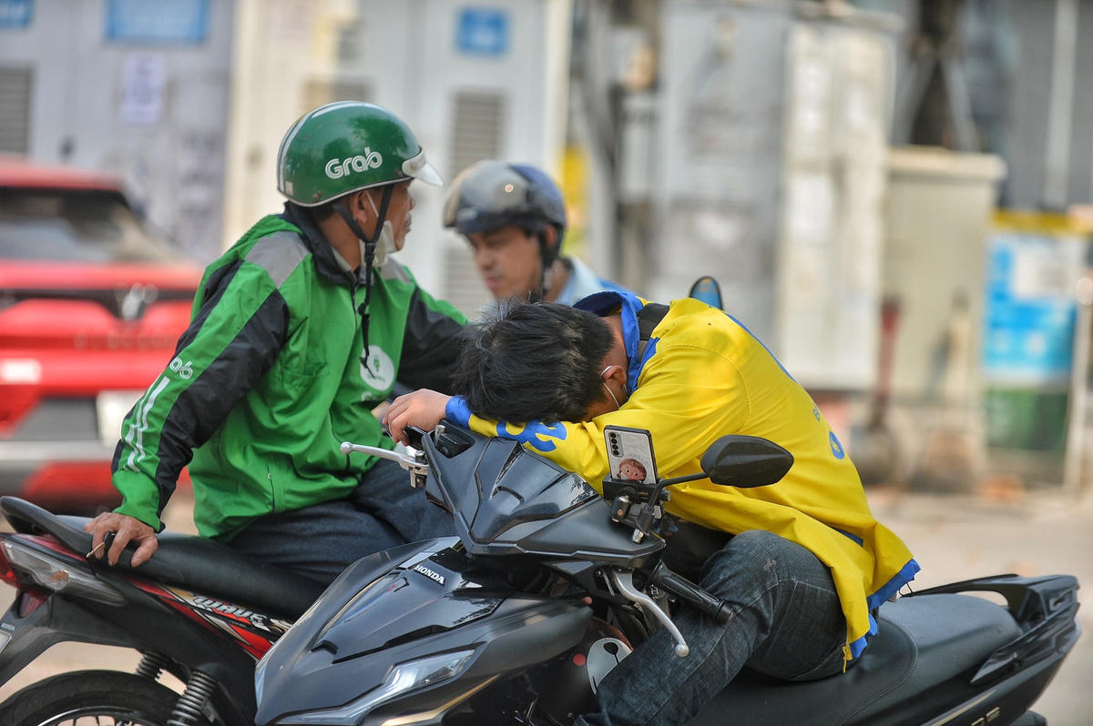 Nhiều tài xế công nghệ phải tránh nắng, di chuyển vào các vị trí có bóng cây sau hành trình chở khách.