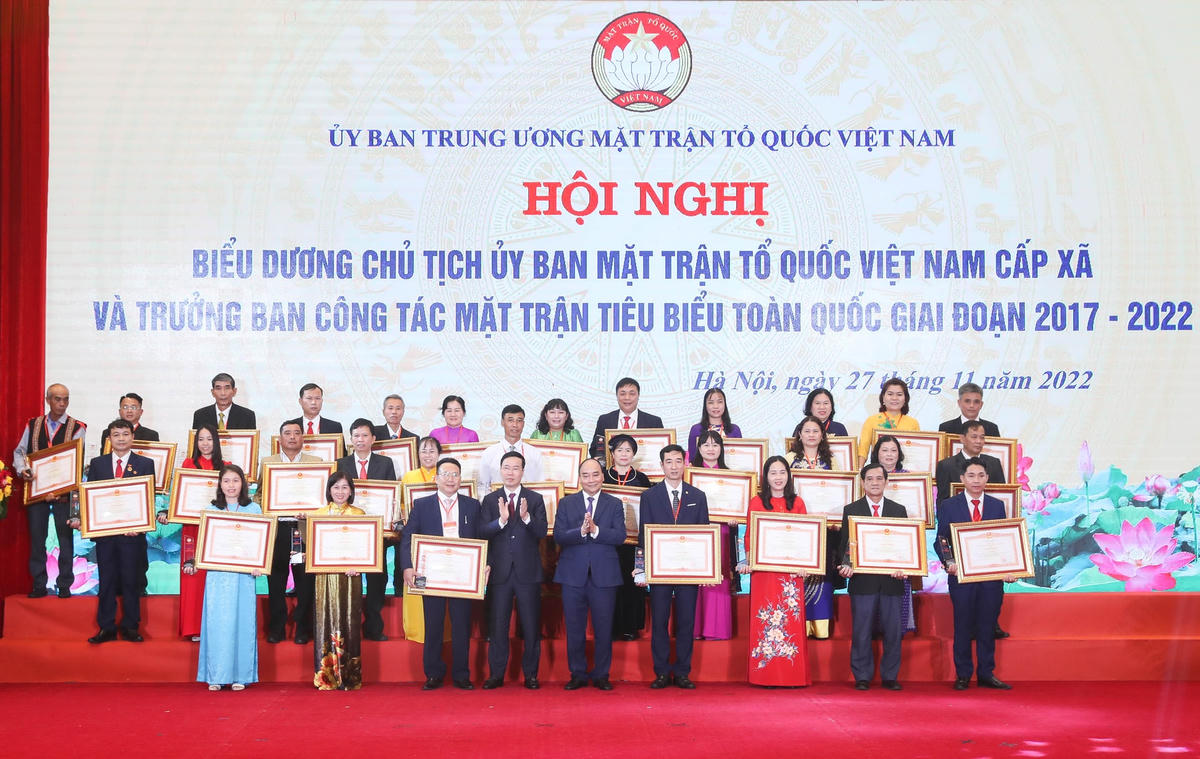 Chủ tịch nước Nguyễn Xuân Phúc và Thường trực Ban Bí thư Võ Văn Thưởng trao Bằng khen của Thủ tướng Chính phủ cho các điển hình xuất sắc tại Hội nghị. Ảnh: Quang Vinh.