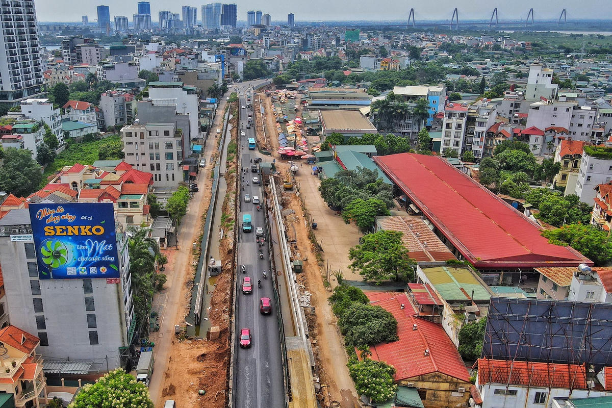 Để bảo đảm an toàn tuyến đê, phục vụ chống lũ năm 2023, thực hiện đúng quy định pháp luật đê điều, phòng chống thiên tai, Phó Chủ tịch UBND thành phố Hà Nội Nguyễn Mạnh Quyền yêu cầu chủ đầu tư khẩn trương đắp hoàn trả toàn bộ phạm vi đã đào xẻ thân đê, có biện pháp bảo đảm an toàn chống lũ cho đê (đặc biệt là đoạn đê từ chợ hoa Quảng Bá đến ngõ 464 Âu Cơ - hiện trạng toàn bộ đoạn đê này đã bị hạ thấp cao trình chống lũ).