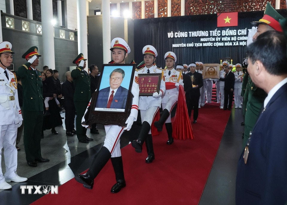 Nghi thức rước ảnh nguyên Chủ tịch nước Trần Đức Lương, bắt đầu lễ di quan. (Ảnh: TTXVN)