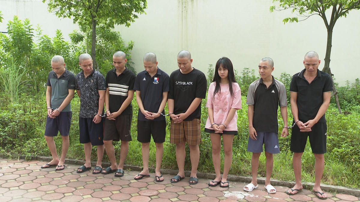 Lê Hùng Công (thứ 2 từ phải sang) cùng 7 đồng bọn bị bắt giữ. (Ảnh: Công an cung cấp).