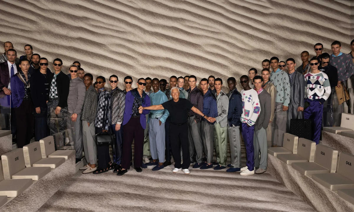 Nhà mốt Giorgio Armani - Buổi trình diễn lần này là một thương vụ mang đậm tinh hoa của Armani, đồng thời sẽ là dẫn đầu những xu hướng nổi bật vào mùa hè tới. Những bộ quần áo cổ điển là món đồ phổ biến trong BST, cũng như những bộ quần áo pyjama và thiết kế may đo họa tiết đang chứng tỏ sức hút của riêng chúng. 