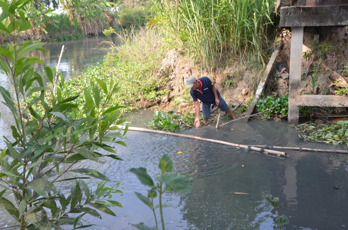 Nước dòng kênh đổi màu đen xì, bốc mùi hôi thối.