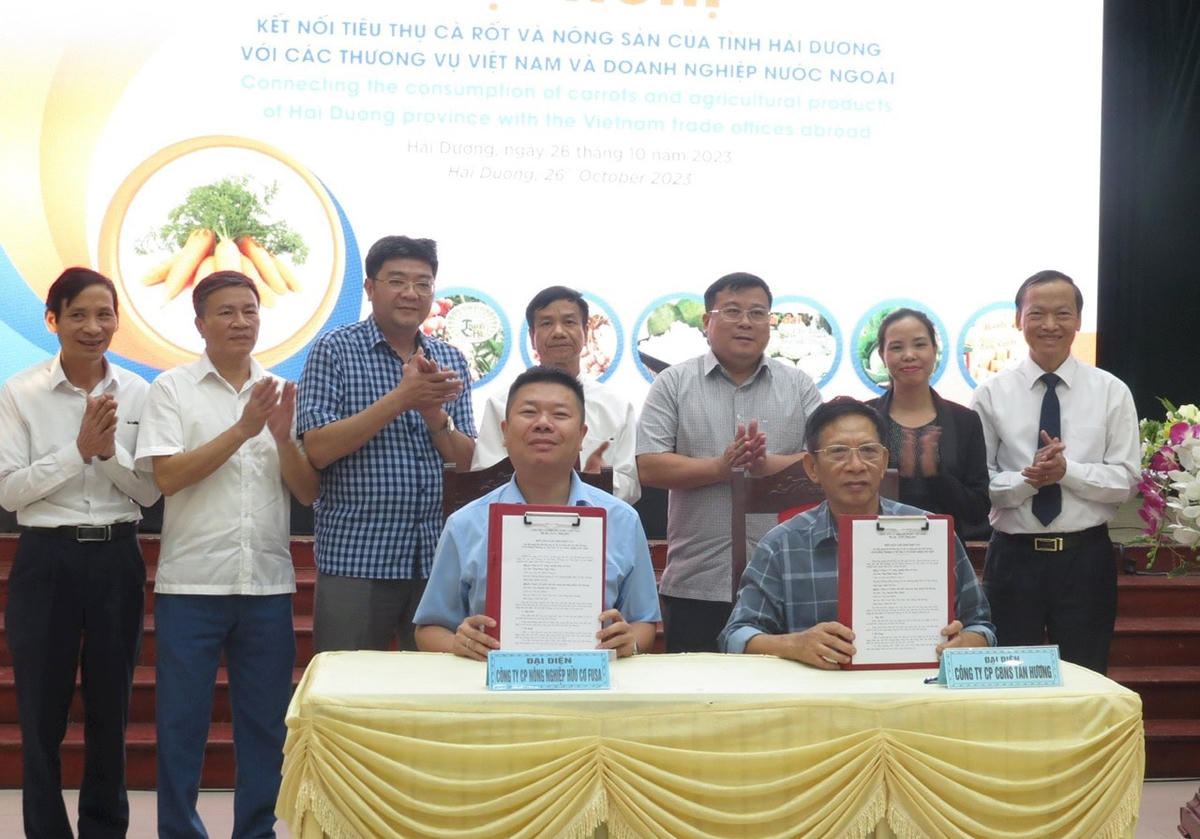 Các doanh nghiệp ký kết thu mua nông sản của Hải Dương.