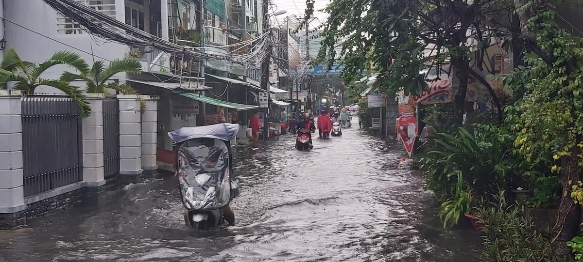 Do nhiều tuyến đường bị ngập sâu nên nước tràn vào nhà dân.