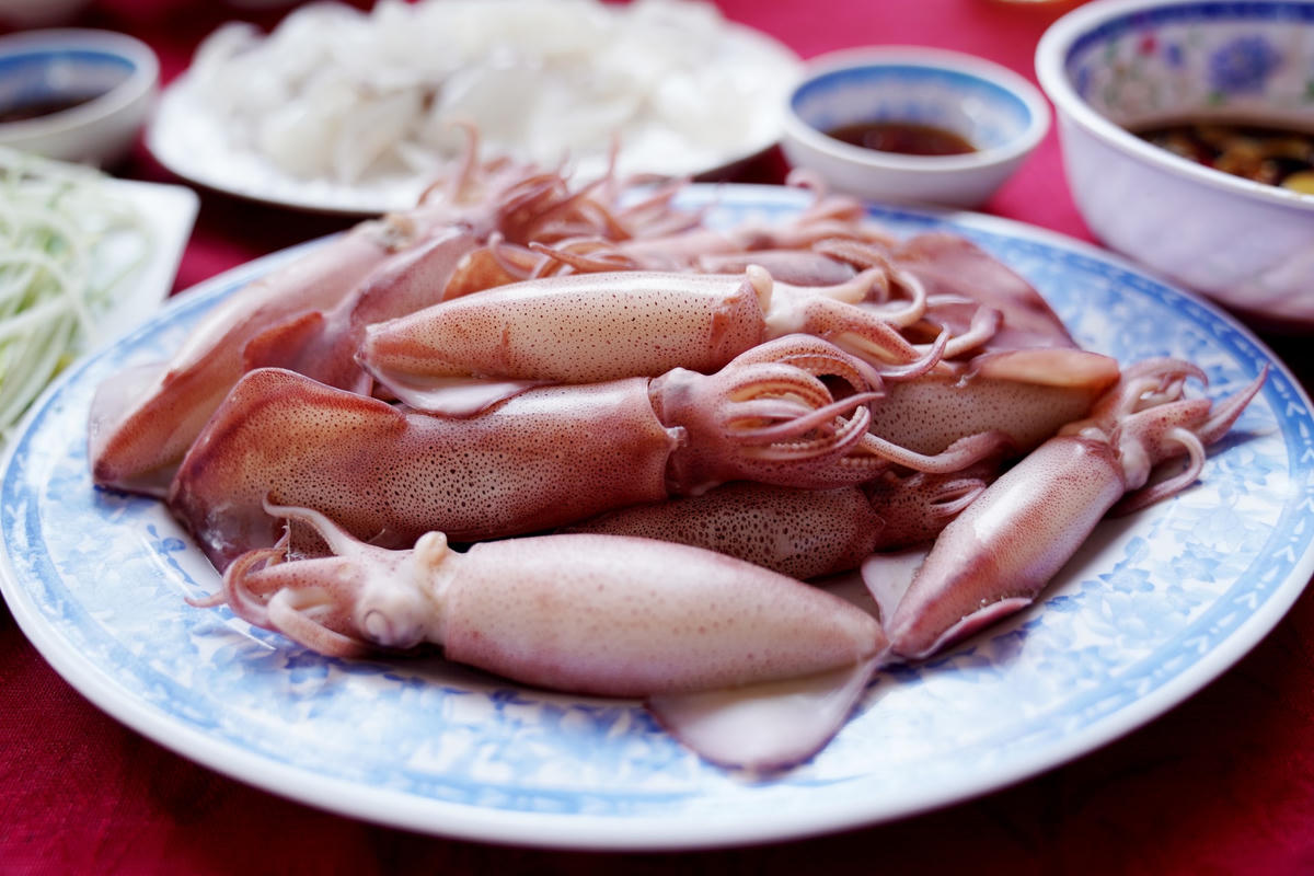 "Tôi ăn hải sản khá nhiều nơi, mỗi nơi có một đặc điểm riêng nhưng riêng món mực nhảy ở Vũng Áng thì không ở đâu có thể sánh được bởi độ tươi ngon và vị mực rất riêng", chị Phan Ngọc Hiền (trú tại TP Hà Tĩnh) cho biết.