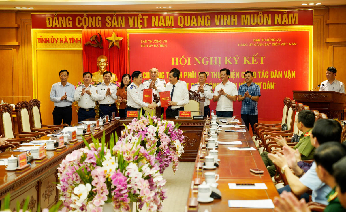 Ông Hoàng Trung Dũng, Bí thư tỉnh uỷ Hà Tĩnh và Trung tướng Bùi Quốc Oai, Bí thư Đảng ủy, Chính ủy Cảnh sát Biển Việt Nam ký kết Chương trình phối hợp thực hiện công tác dân vận "Cảnh sát biển đồng hành với ngư dân".