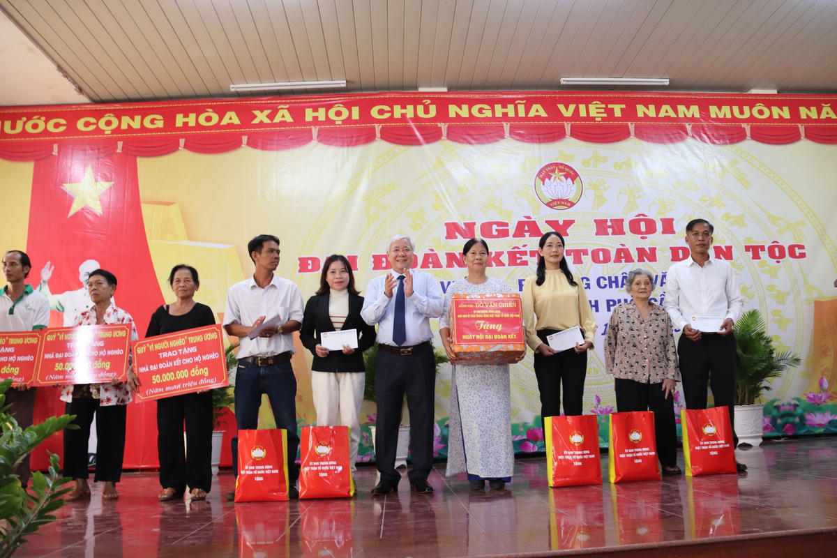 Bí thư Trung ương Đảng, Chủ tịch UBTƯ MTTQ Việt Nam Đỗ Văn Chiến trao quà và nhà Đại Đoàn kết tại Ngày hội. Ảnh: Thanh Tiến.