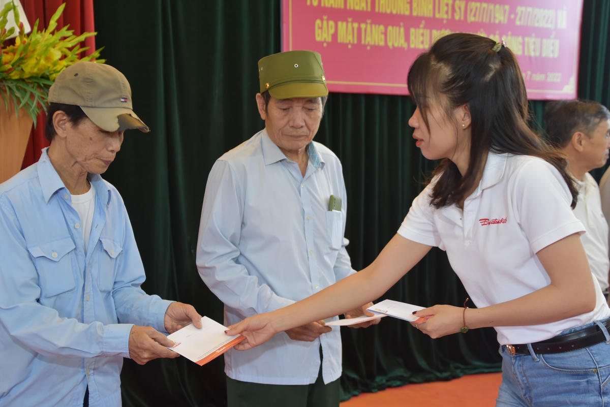 Báo Đại Đoàn Kết thăm, tặng quà thương binh, gia đình liệt sĩ tại huyện Phú Xuyên