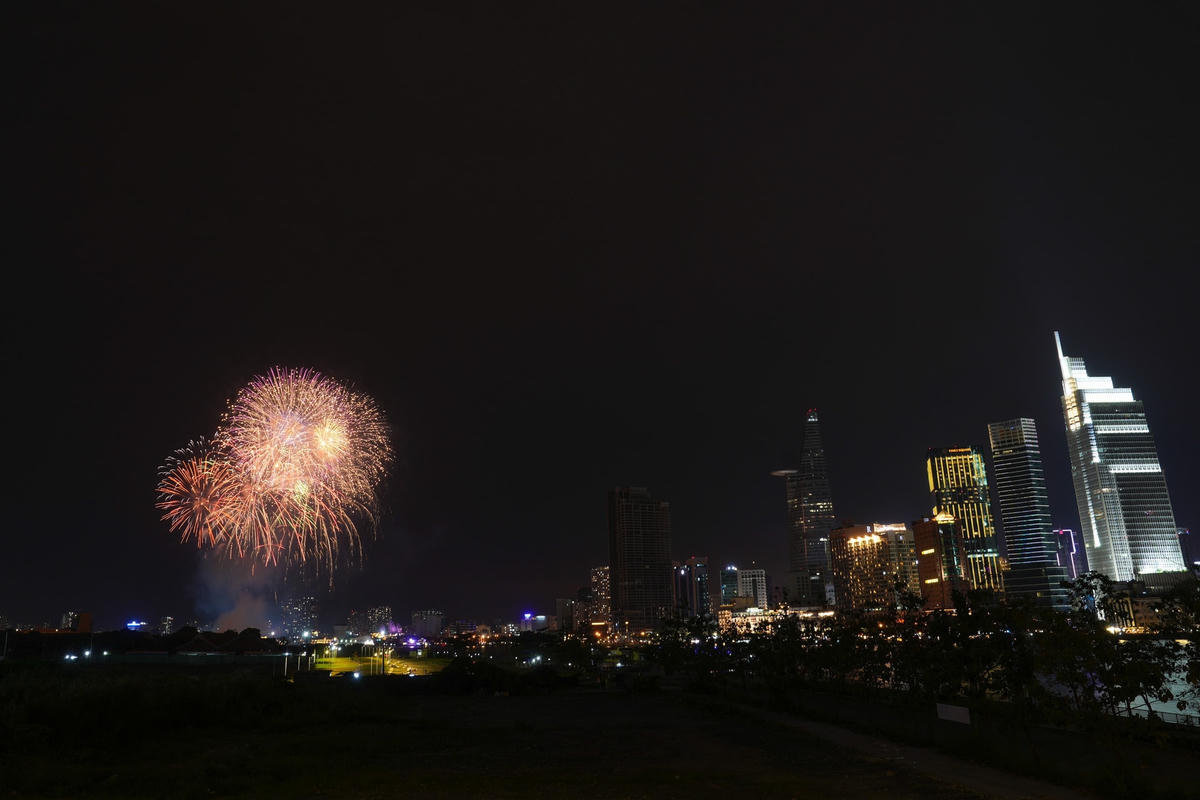 Màn trình diễn bắn pháo hoa nghệ thuật rực rỡ ở TP HCM