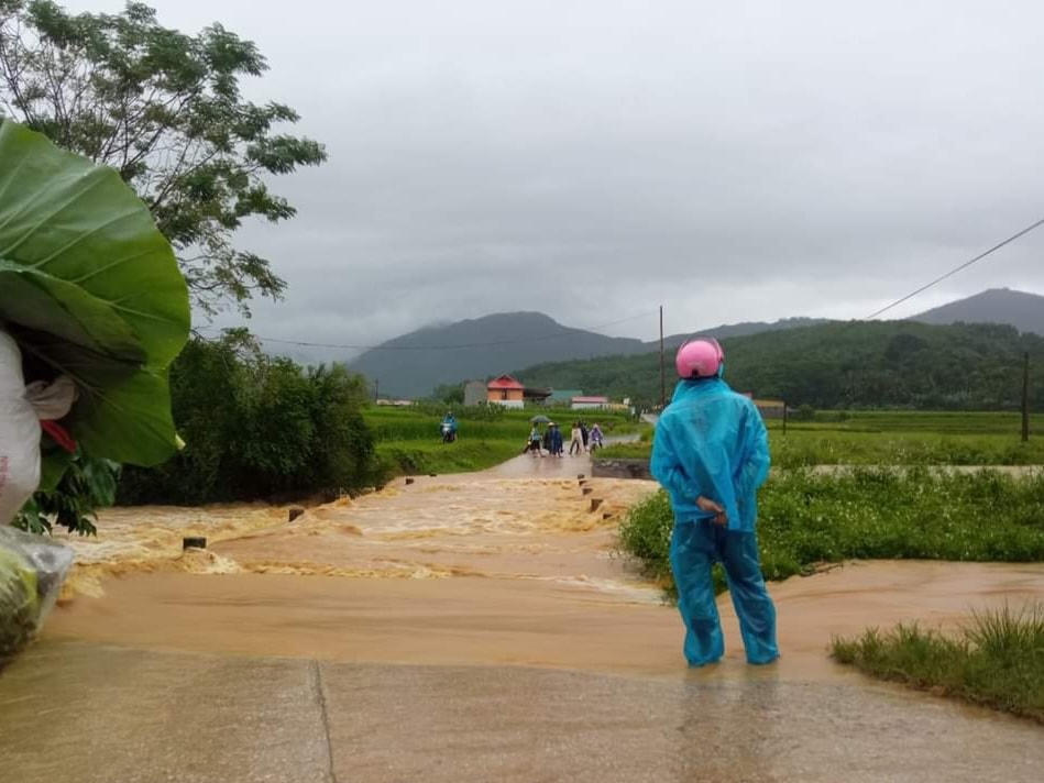 Nước dâng cao qua tuyến đập tràn xã Thạch Lập (huyện Ngọc Lặc) 