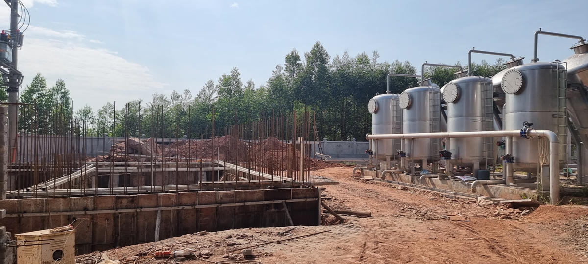 Dự án hệ thống cấp nước sinh hoạt tập trung liên xã Đông Hưng và Đông Phú đang trong giai đoạn hoàn thành. Ảnh: Nam Anh.