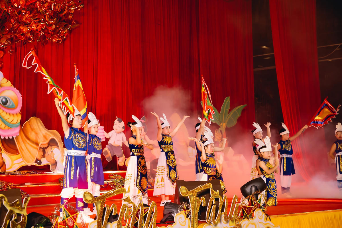 Những tiết mục múa lân, ca nhạc, trình diễn người mẫu nhí… được chuẩn bị công phu phục vụ những khán giả nhỏ tuổi. 