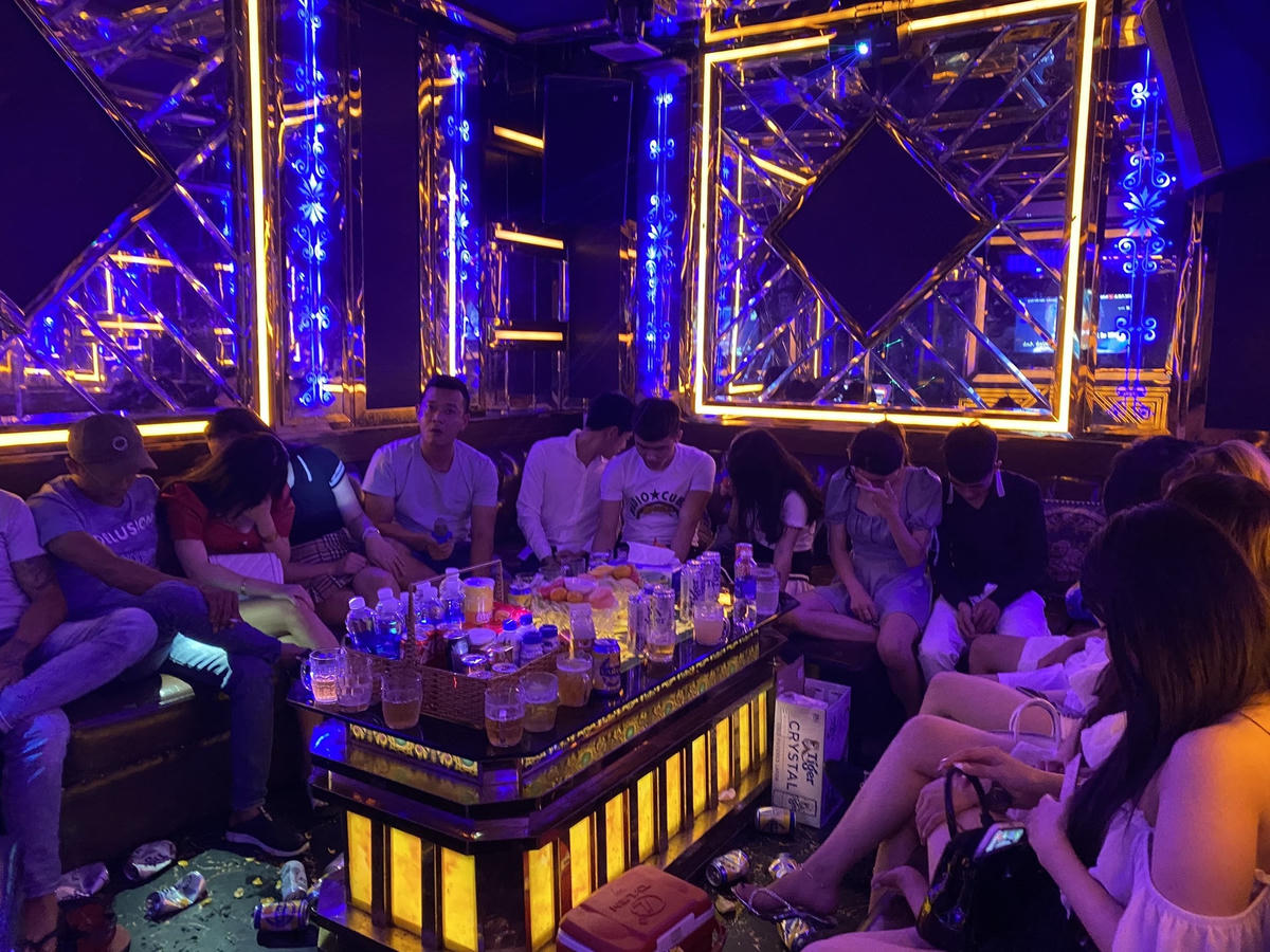 Các đối tượng sử dụng ma túy trong quán karaoke.