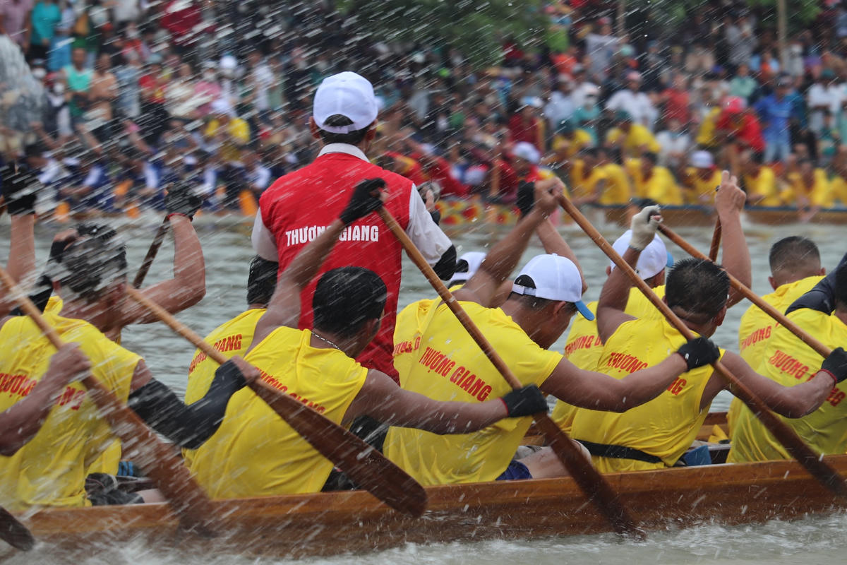 Bất kỳ thuyền bơi nào đi qua cũng nhận được sự cổ vũ nhiệt thành từ người xem hai bên bờ sông. Đây cũng là nét đẹp văn hóa làm nên tính nhân văn và trọng võ của người Lệ Thủy.