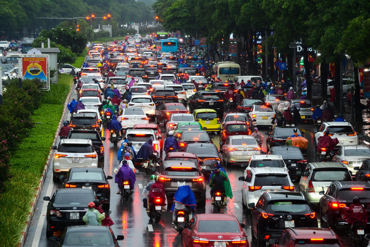 Chỉ đúng 30 phút sau, đường Trần Duy Hưng (quận Cầu Giấy) đã xảy ra ách tắc cục bộ, xe máy ô tô đi chèn vào làn của nhau.