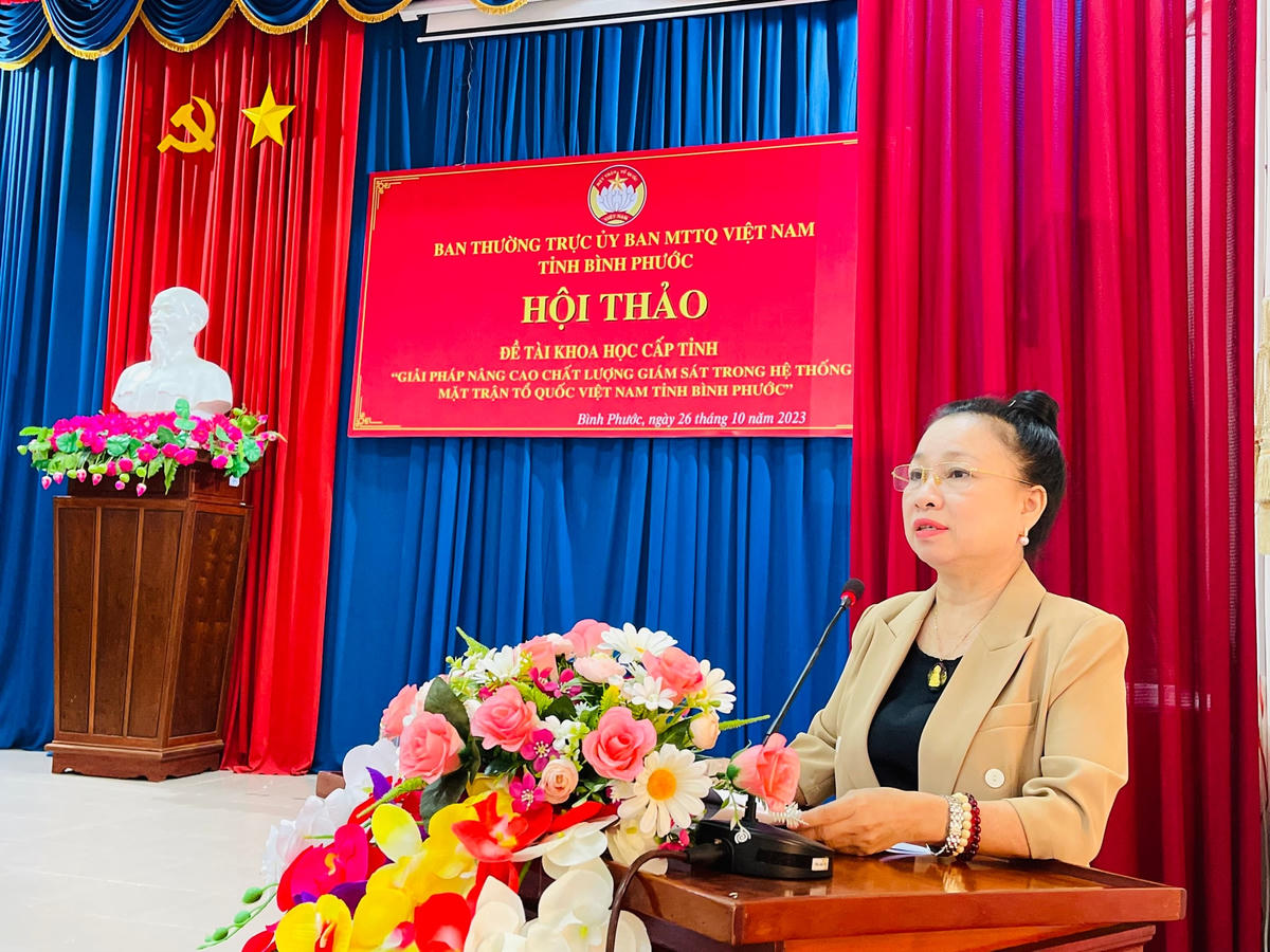 Bà Lê Thị Xuân Trang - Trưởng Ban Dân vận, Chủ tịch Uỷ ban MTTQ Việt Nam tỉnh Bình Phước phát biểu tại hội thảo. 