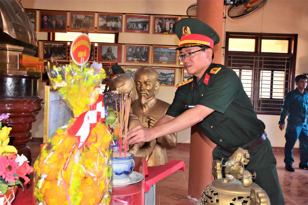 Thượng tá Lương Đình Chung, Chính Ủy Bộ CHQS tỉnh viếng hương tại Nhà lưu niệm Trung Tướng Phạm Kiệt.