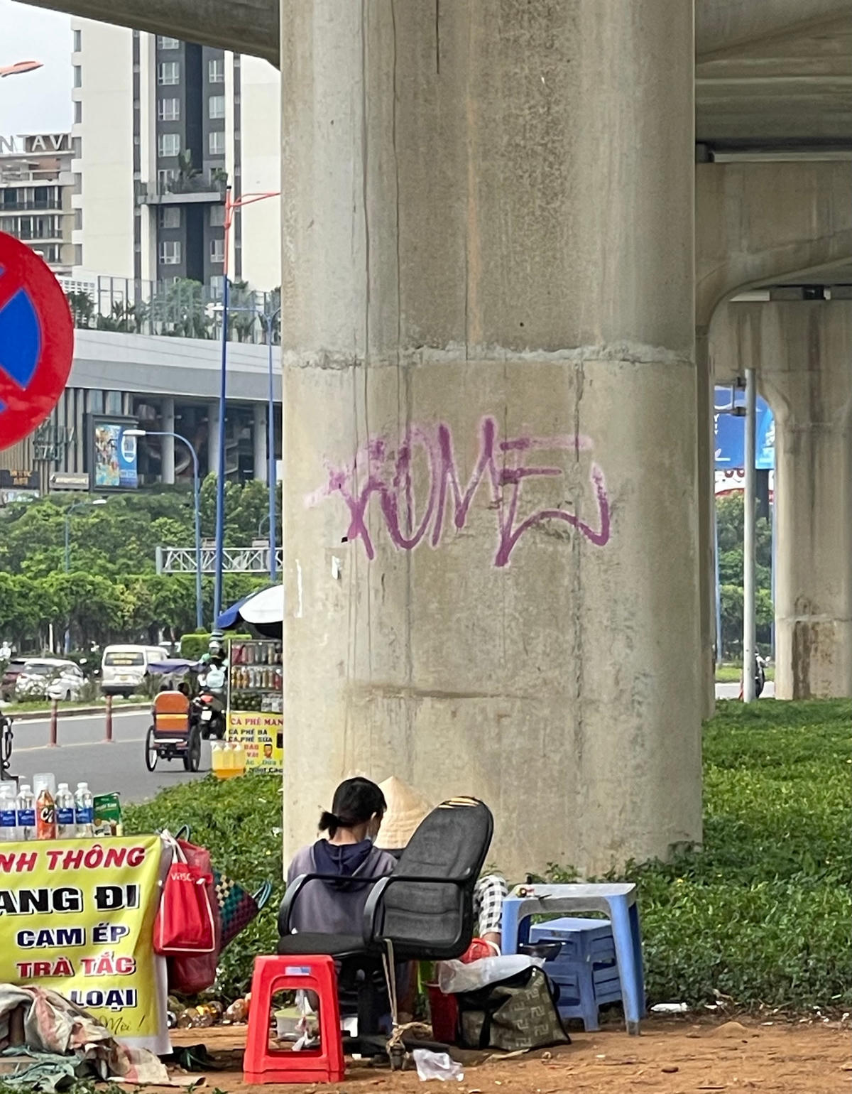 Tình trạng khá nhếch nhác dù tuyến metro số 1 được lãnh đạo kỳ vọng là bộ mặt của thành phố.Chỉ khảo sát trong 5km mà có tới 70 hình vẽ như vậy trên các trụ metro.