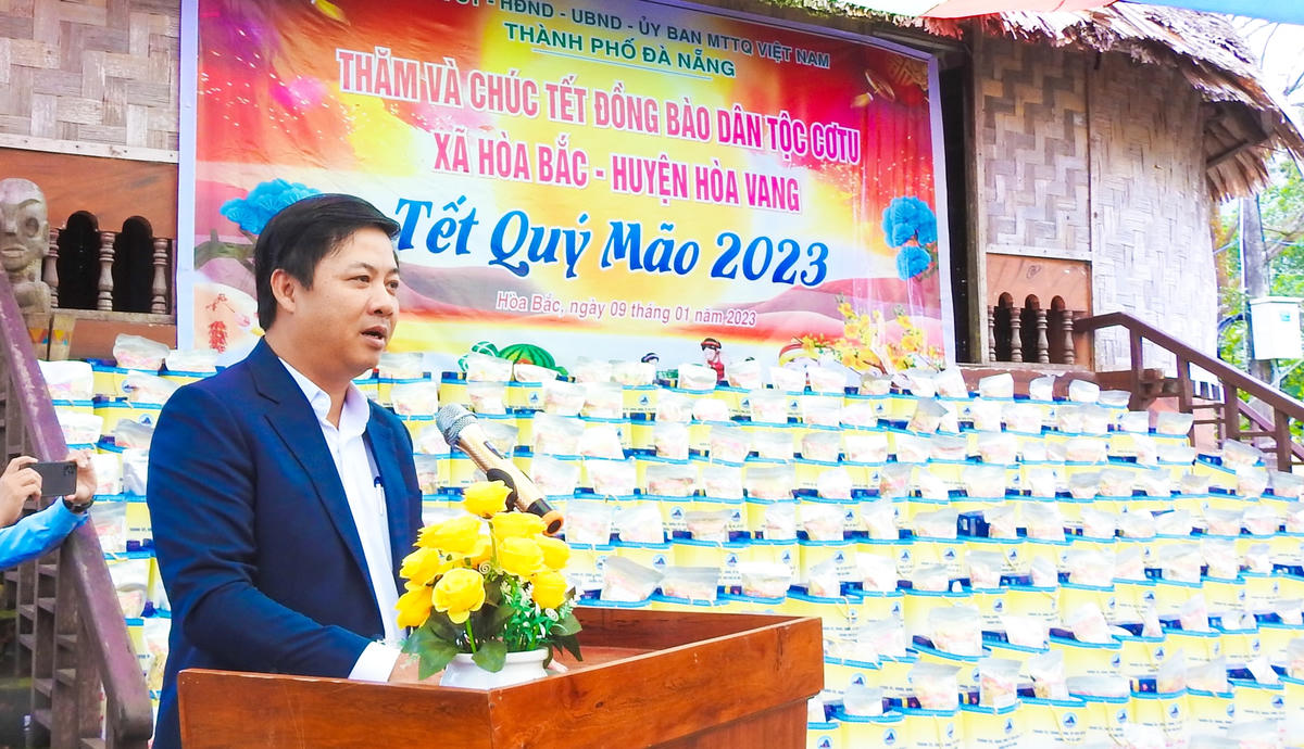 Phó Bí thư Thường trực Thành ủy, Chủ tịch HĐND TP Đà Nẵng Lương Nguyễn Minh Triết chúc Tết bà con Cơ Tu ở 2 thôn Tà Lang, Giàn Bí xã Hòa Bắc, huyện Hòa Vang. Ảnh Thanh Tùng.