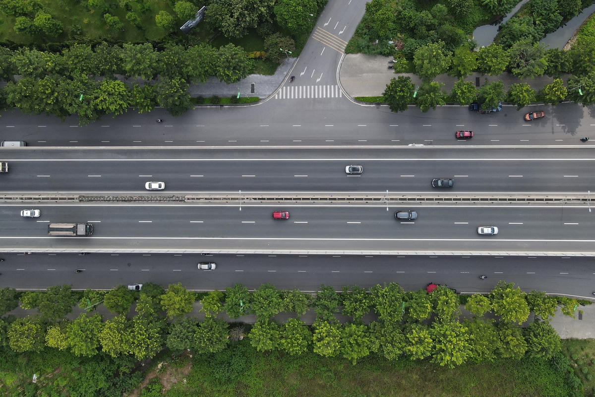 Với 1.500 cây xanh được trồng mới thay thế cho 1.300 cây bị chặt hạ để mở rộng, đường Phạm Văn Đồng trở thành một trong những con đường đẹp bậc nhất của Thủ Đô.