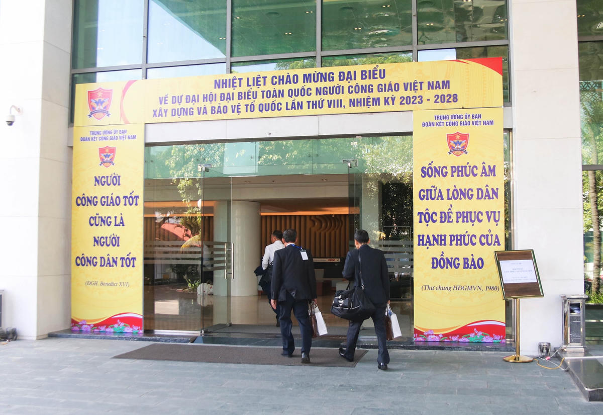 Băng rôn, khẩu hiệu trang trí sinh động tại Nhà khách La Thành chào mừng Đại hội đại biểu toàn quốc Người Công giáo Việt Nam xây dựng và bảo vệ Tổ quốc lần thứ VIII, nhiệm kỳ 2023 – 2028.