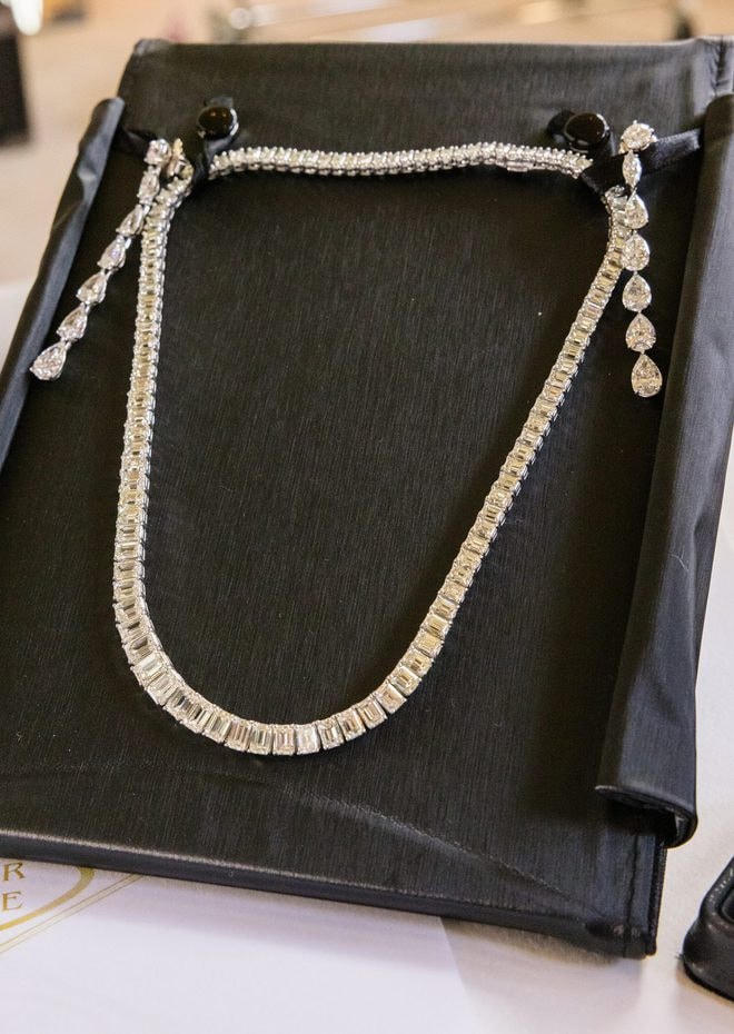 Chuỗi vòng dát cả dàn kim cương 27 carat được "nhào nặn" nhờ bàn tay của Stephanie Gottlieb, đôi bông tai kim cương 8 carat, nhẫn cưới đặc biệt được thiết kế riêng cho cặp đôi với chất liệu platinum và dát kim cương lớn.