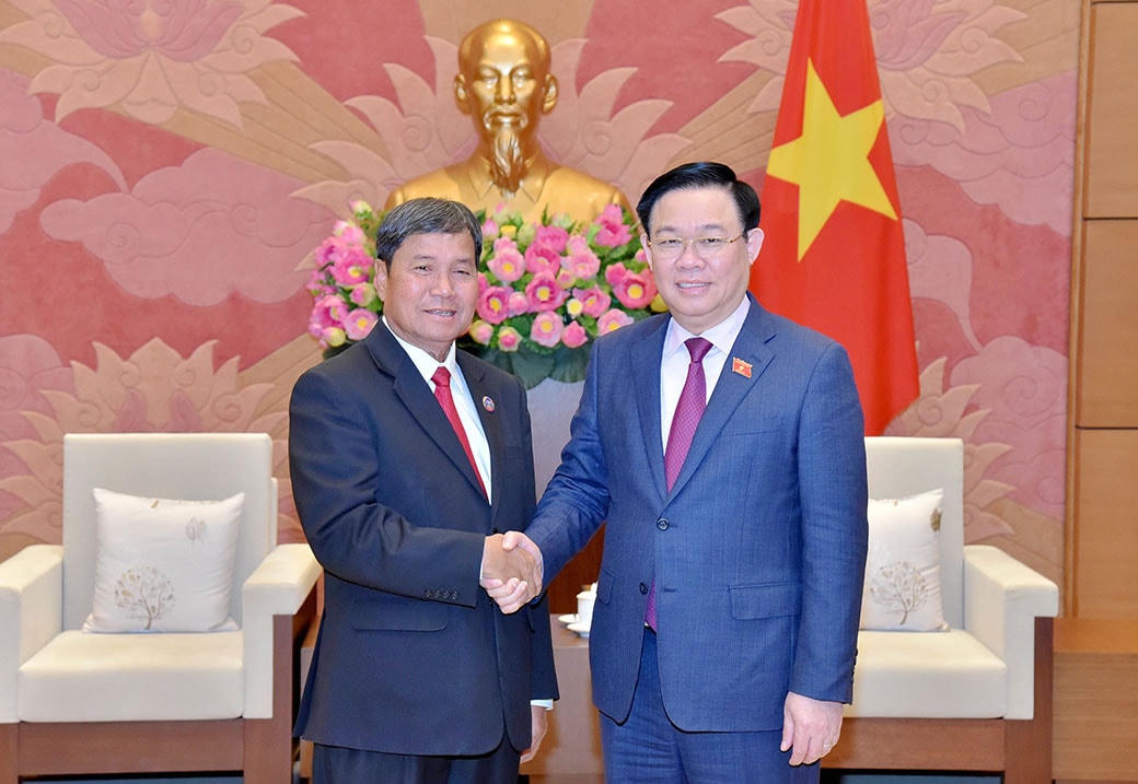Chủ tịch Quốc hội Vương Đình Huệ tiếp Phó Chủ tịch Quốc hội Lào Khambay Damlath. Nguồn: Quochoi.vn