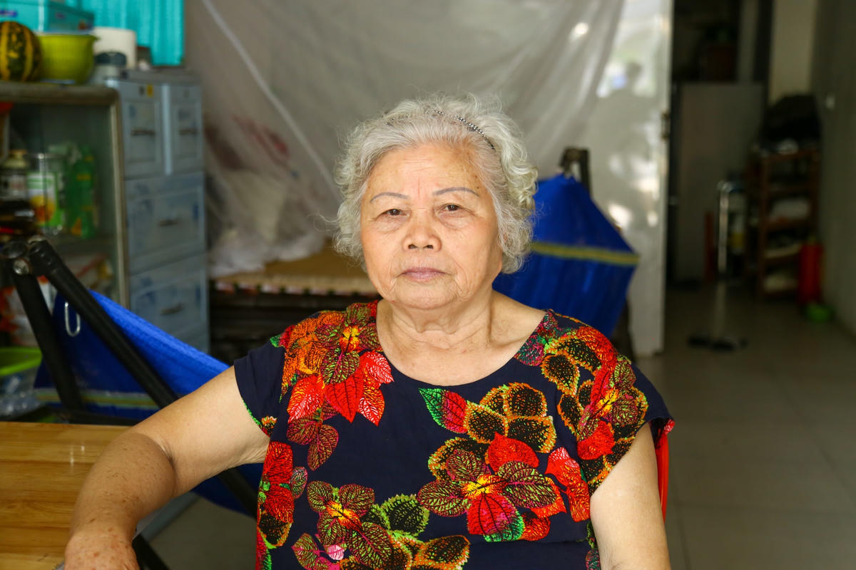Bà Nguyễn Thị Mùi trú tại số nhà 85 Đại Cồ Việt cho biết: “Gần 30 năm nay gia đình tôi luôn sống trong cảnh tạm bợ không được phép xây nhà dù gia đình đã có điều kiện kinh tế. Không hiểu sao, người dân chúng tôi ở đây phải chịu ảnh hưởng từ 3 dự án. Dự án đường Đại Cồ Việt, dự án nhà ở dải đất phía nam Đại Cồ Việt và dự án bãi đỗ xe tĩnh phía nam Đại Cổ Việt".