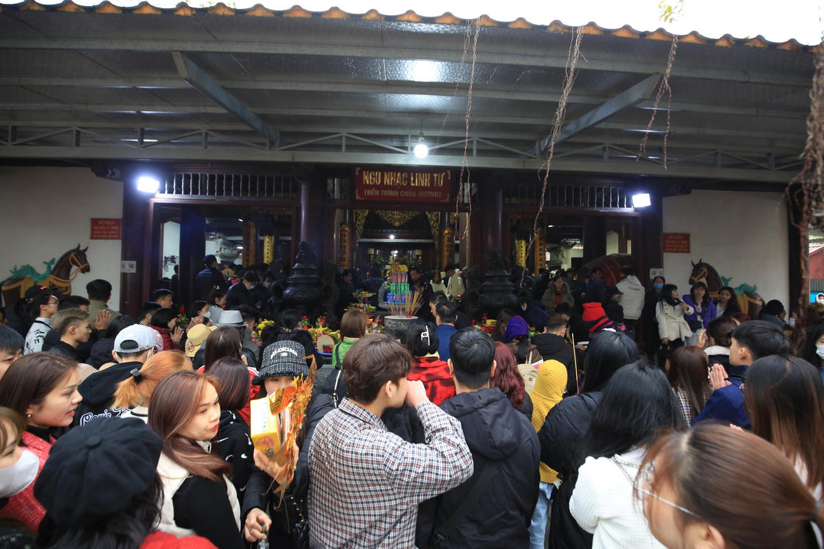 Dòng người chen chúc đi hội chùa Hương ngày khai hội