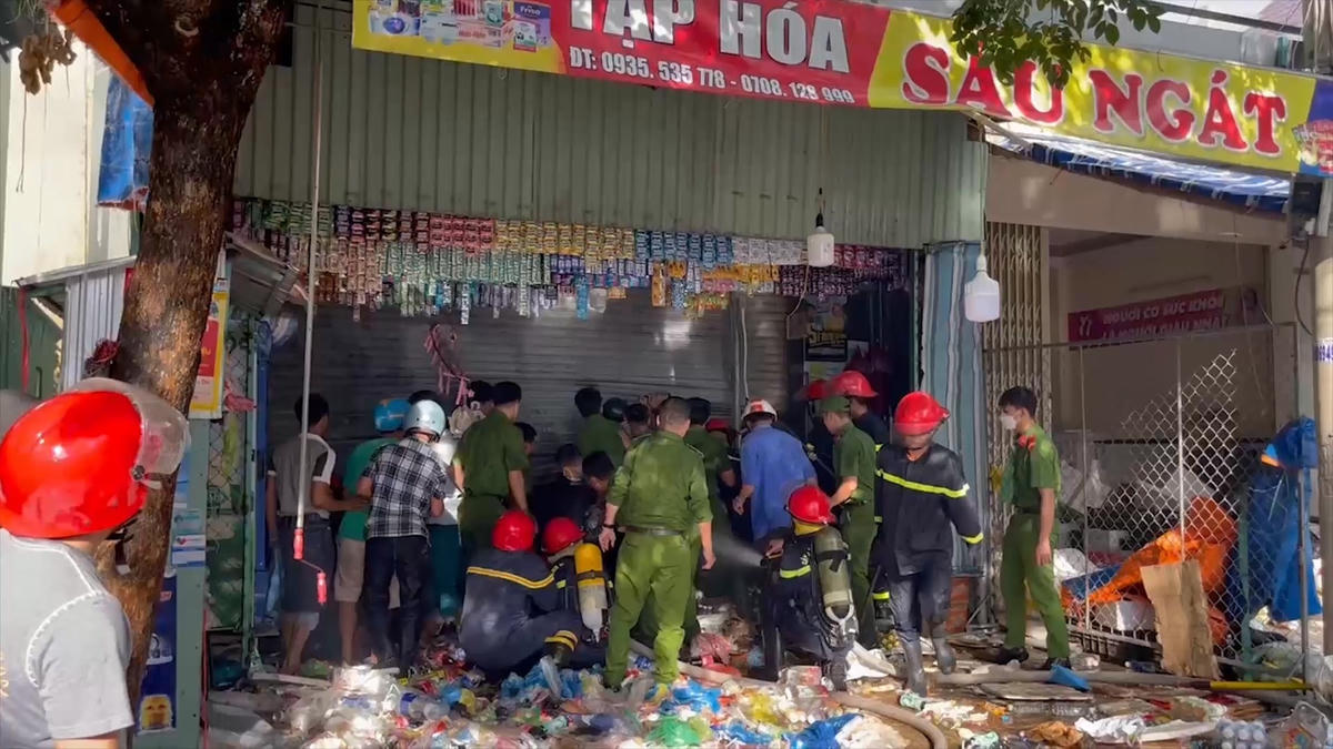 Cửa hàng tạp hóa Sáu Ngát bị cháy lớn gây thiệt hại nặng.