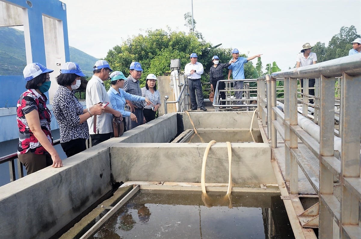 Đoàn kiểm tra khảo sát nhà máy xử lý rác và sản xuất phân bón vi sinh Nam thành.
