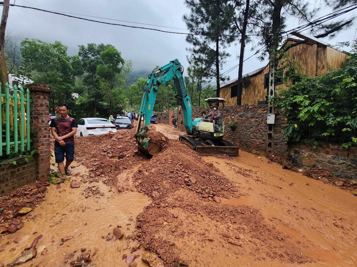 Tại hiện trường có khoảng 15 ô tô bị đất đá vùi lấp trên tuyên đường của thôn Ban Tiện.