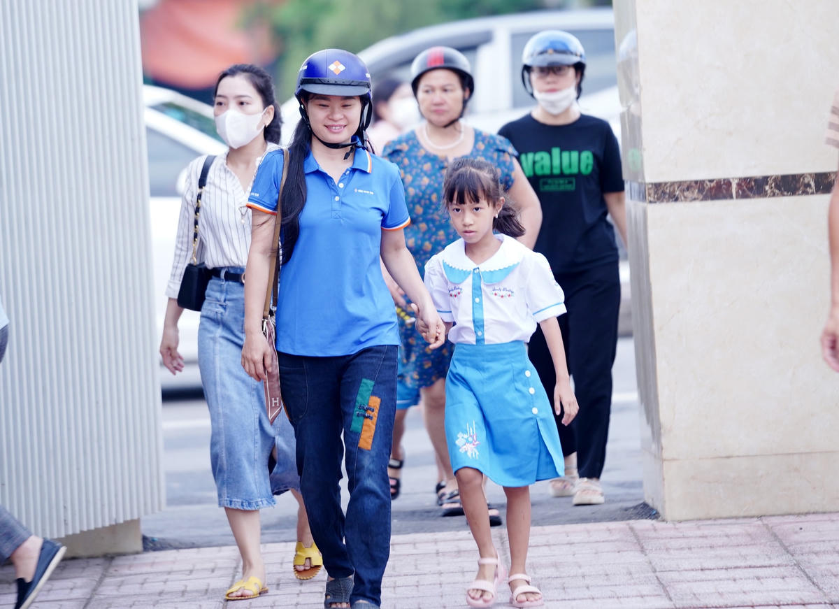Sáng 5/9, hơn 362.000 giáo viên, học sinh ở 668 trường học trên địa bàn Hà Tĩnh cùng khai giảng năm học mới. Không khí của ngày hội đến trường đã hiện hữu trong mỗi gia đình có con em đang độ tuổi đến trường và trên khắp các ngả đường từ thành thị đến nông thôn, từ đồng bằng, ven biển đến trung du, miền núi.