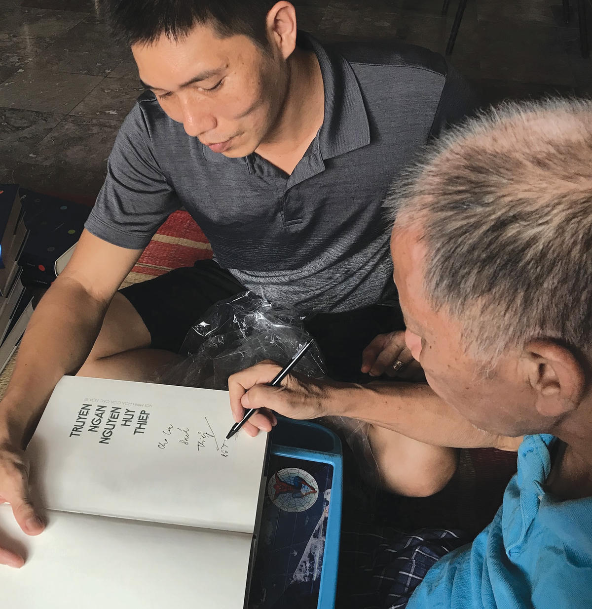 Một trong những nét bút cuối cùng, nhà văn Nguyễn Huy Thiệp ký tặng con trai cuốn sách mới.  