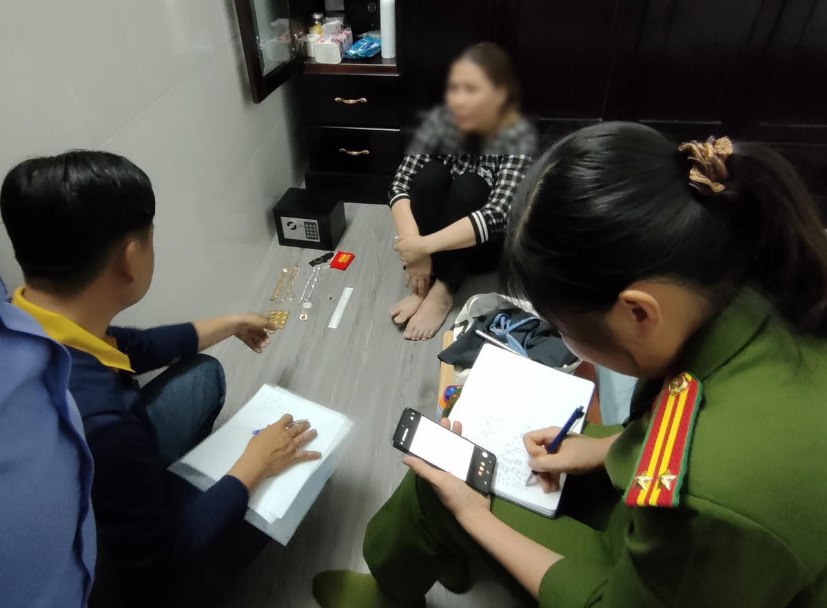 Lực lượng Công an làm việc với bà P.T.Đ. Ảnh: Công an tỉnh An Giang.