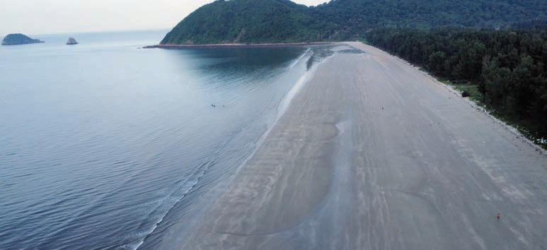 Trời và biển ở Ngọc Vừng mỗi khoảng thời gian trong ngày lại mang màu sắc quyến rũ khác nhau. Buổi sáng sớm khi chưa có mặt trời lên, bãi biển Trường Trinh vắng lặng.