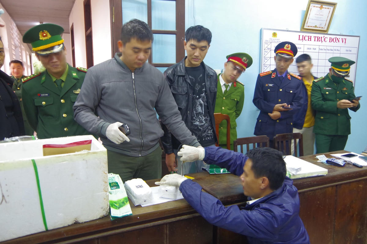 Lực lượng chức năng bắt giữ đối tượng Đặng Minh Trí và kiểm tra tang vật vụ án. Ảnh: Võ Tiến