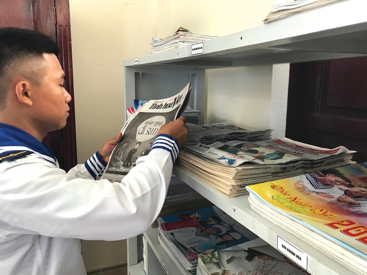 Trên các đảo đều có phòng đọc sách, báo.  