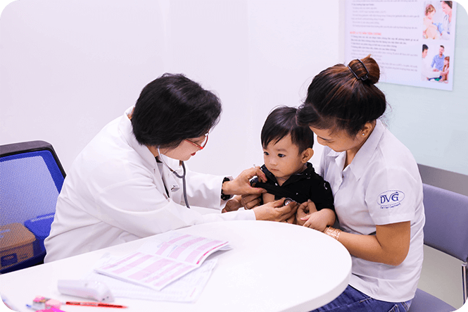 Tiêm chủng mở rộng cho trẻ em tại Hà Nội. Ảnh: TL.