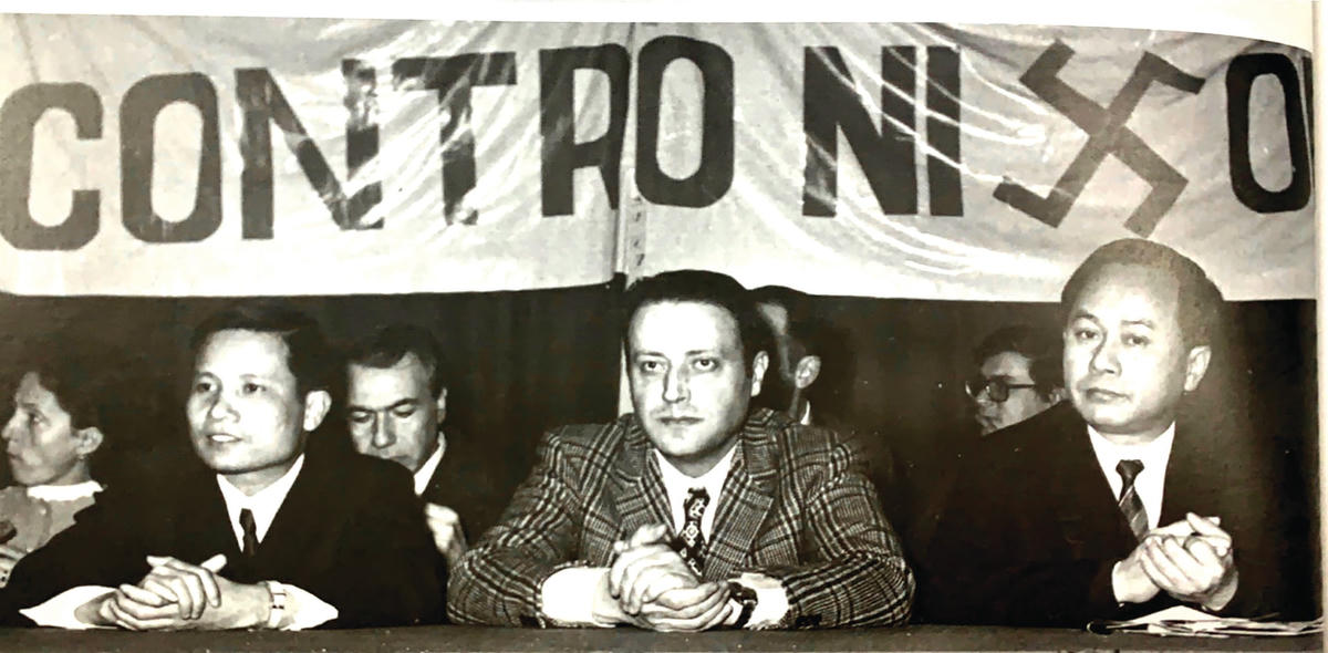 Nhà báo Hà Đăng (đầu tiên bên trái) tại Hội nghị Paris.  