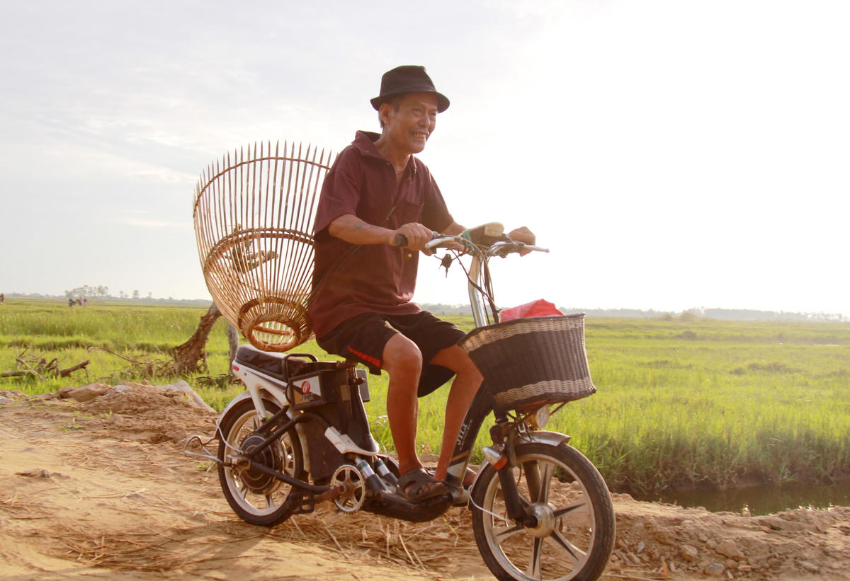 Sau trống khai hội, hàng nghìn người đua nhau xuống đầm Vực Rào bắt cá