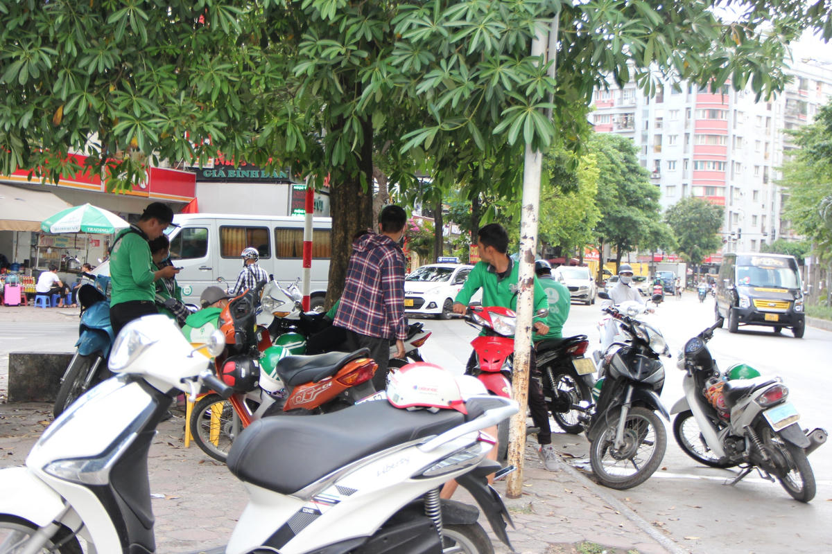Hà Nội: Người lao động 'vật vã' giữa trưa hè oi ả 