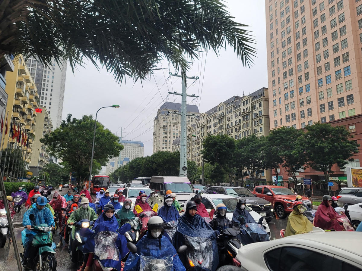 Trời mưa, phương tiện di chuyển chậm, nhiều tuyến đường trở nên ùn tắc.
