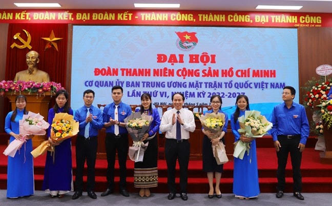 Ông Lê Tiến Châu, Ủy viên Trung ương Đảng, Phó Chủ tịch - Tổng Thư ký Ủy ban Trung ương MTTQ Việt Nam tặng hoa chúc mừng Ban Chấp hành nhiệm kỳ mới.