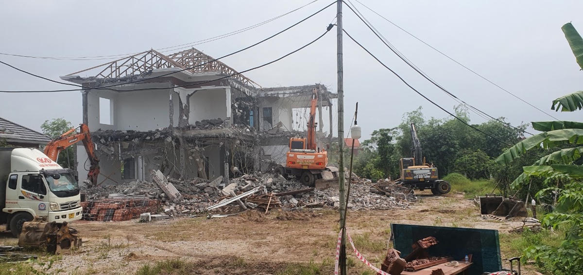 UBND huyện Tiên Lãng tháo dỡ căn biệt phủ xây trái phép trên đất nông trường.