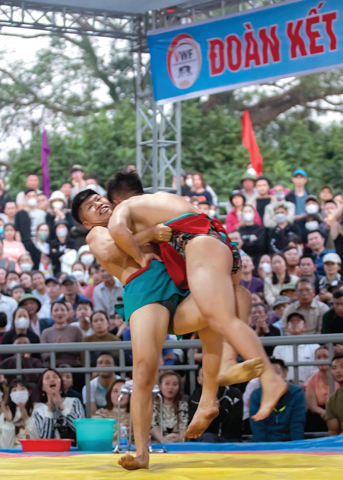 Nhấc bổng đối thủ.  