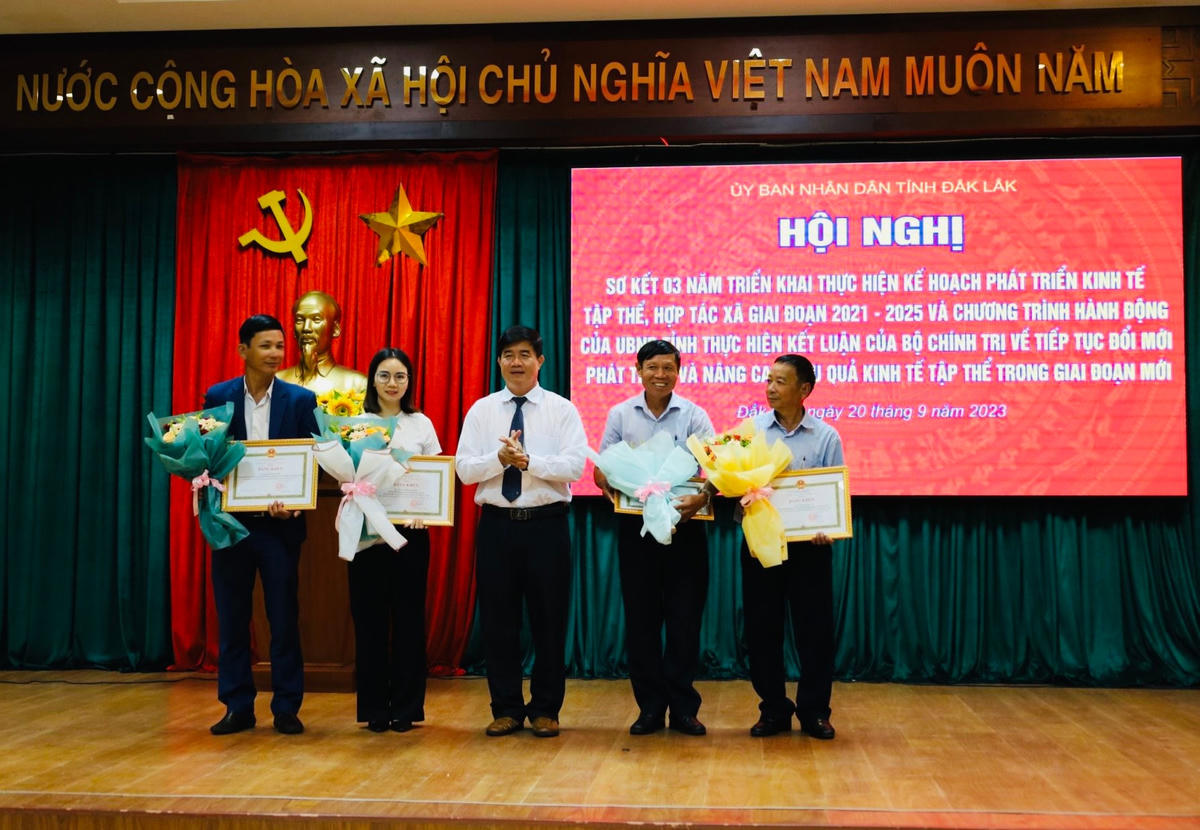 Phó Chủ tịch UBND tỉnh Nguyễn Thiên Văn trao Bằng khen cho các cá nhân có thành tích đóng góp phát triển kinh tế tập thể.