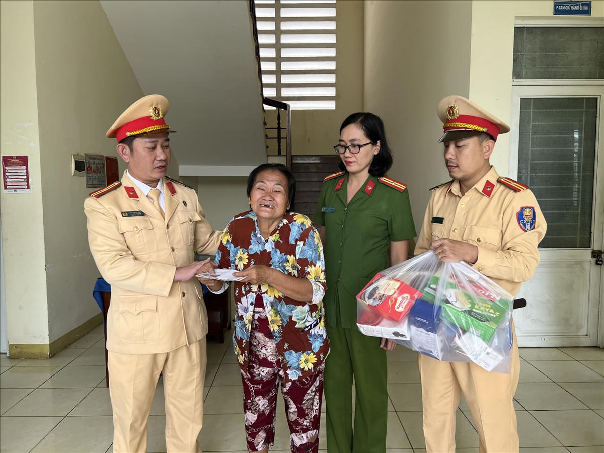 Cảnh sát giao thông Quảng Ngãi trao lộ phí và vật dụng thiết yếu để ba bà cháu lên xe về Bà Rịa - Vũng Tàu.